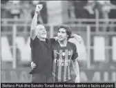  ?? ?? Stefano Pioli dhe Sandro Tonali duke festuar derbin e fazës së parë