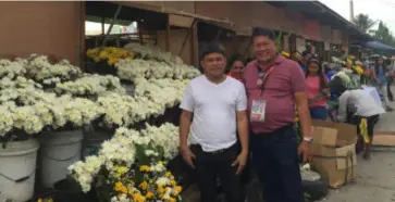  ?? MERLINDA PEDROSA ?? FLOWER vendors associatio­n president Glen Amar and Executive Assistant Ernie Pineda