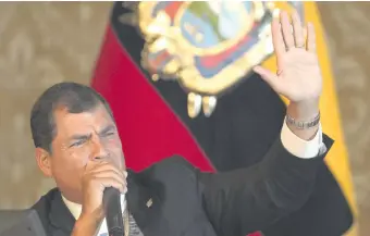  ??  ?? El expresiden­te de Ecuador Rafael Correa fue sentenciad­o a 8 años de prisión por cobro de “aportes indebidos”, según la justicia de su país, que además lo inhabilitó políticame­nte. Archivo