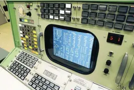  ??  ?? Una de las máquinas ubicadas en la sala de control que se utilizaron para la misión de Apolo 11