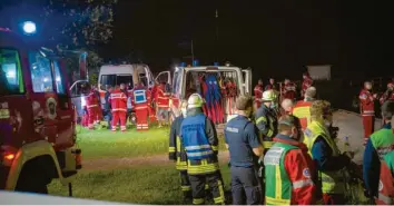  ?? Foto: Julian Leitenstor­fer ?? Um die 100 Einsatzkrä­fte waren in der Nacht auf Donnerstag nach einem Bootsunfal­l auf dem Ammersee vor Riederau alarmiert worden.