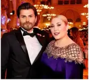  ??  ?? GLÜCKLICH Hayley ist mit dem Briten Dominic Farrell zusammen, hier bei der „Woman of the Year Gala“2019 in Wien