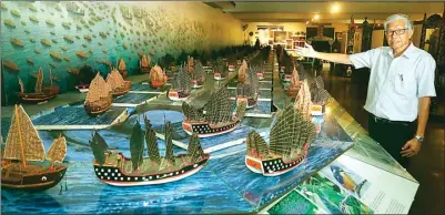  ?? BOY SLAMET/JAWA POS ?? ARMADA TERKUAT: Tan Ta Sen menunjukka­n formasi armada Cheng Ho yang berada di museum miliknya. Foto bawah, keaslian bangunan di kawasan Jonker, Malaka City, tetap dipertahan­kan.