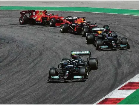  ?? Foto: Manu Fernandez/dpa ?? Kurz nach dem Start lag Valtteri Bottas vorne. Das Rennen jedoch gewann einmal mehr Lewis Hamilton.