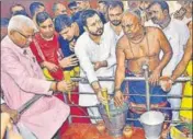  ??  ?? Bihar’s deputy chief minister Tejashwi Prasad Yadav performs Rudrabhish­ek at Sonepur on June 17. ADITYA RAJ/HT FILE
