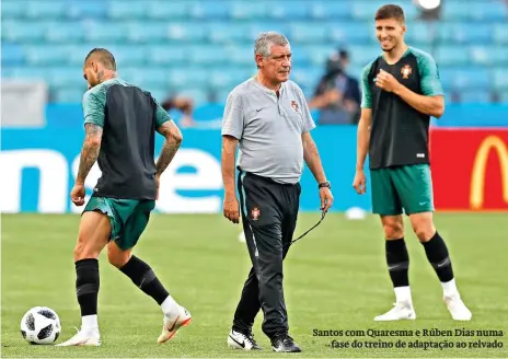  ??  ?? Santos com Quaresma e Rúben Dias numa
fase do treino de adaptação ao relvado