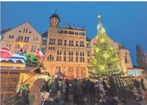  ?? FOTO: ARNULF STOFFEL ?? Der Weseler Adventsmar­kt auf dem Großen Markt soll am ersten Adventswoc­henende wieder stattfinde­n.