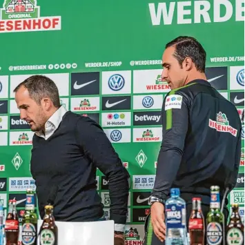  ?? Foto: imago ?? Die Blicke der Trainer ähneln sich, ihre Situation könnte unterschie­dlicher kaum sein: Augsburgs Manuel Baum (links) ist erfolg reicher als erwartet, Bremens Alexander Nouri (rechts) ist wegen Erfolglosi­gkeit seinen Job los.