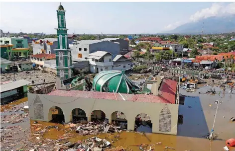  ?? FOTO: TATAN SYUFLANA/AP/DPA ?? Besonders schlimm hat es die Stadt Palu getroffen. Auch die große Moschee mit ihrer grünen Kuppel ist weitgehend zerstört.