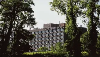  ?? H John Voorhees III/Hearst Connecticu­t Media ?? The former Crowne Plaza hotel at 18 Old Ridgebury Road in Danbury.