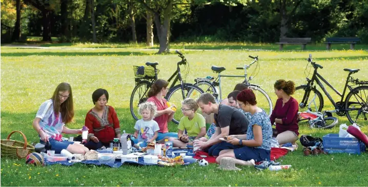  ?? Foto: Ulrich Wagner ?? Picknick? Für Heidi Lechner (links) und ihre Freunde ist das jedes Mal ein großes Vergnügen. Sie treffen sich regelmäßig im Wittelsbac­her Park in Augsburg.