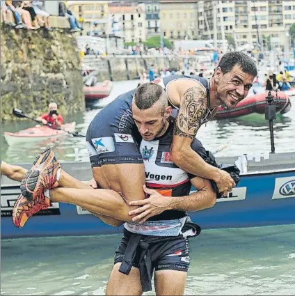  ?? FOTO: J. I. UNANUE ?? Vicente Carpintero festeja la gran regata realizada por Urdaibai el domingo en la primera jornada de La Concha