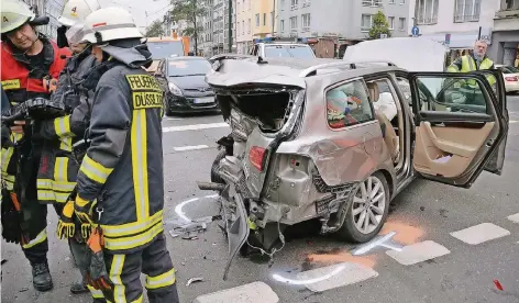  ?? FOTO: GERHARD BERGER ?? Bei diesem Unfall im November auf der Kölner Straße entstand der höchste Sachschade­n des Jahres: 142.000 Euro. Fünf Menschen wurden leicht verletzt, als ein Fahrer einen Krampfanfa­ll erlitt und ungebremst auf mehrere haltende Autos auffuhr.