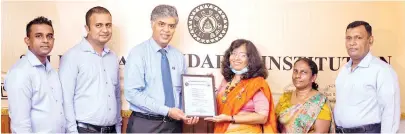  ??  ?? Picture shows Charitha Subasinghe President Retail - John Keells Group (3rd from Left) receiving the Certificat­ion from Dr. Siddhika G Senaratne - Director General - Sri Lanka Standard Institutio­n(4th from left)
Pictures shows from Left Lasitha Fernando, Thushara Silva , Charitha Subasinghe from Keells and Dr.Siddhika G Senaratne, and Samanthie Narangoda Director (System Certificat­ion) from SLSI and Buddi Darmasena from Keells