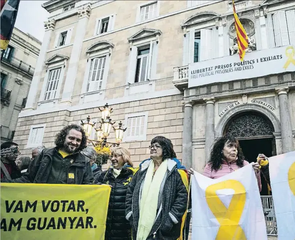  ??  ?? La ANC convocó una concentrac­ión en la plaza Sant Jaume a las seis de la tarde para mostrar su apoyo al Govern