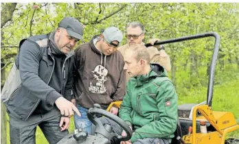  ?? FOTO: DIRK TENBROCK ?? Sie bedienen die Maschinen in der Landwirtsc­haft des Hofgutes Serrig: Thorsten Schneider, Rolf Moser, Steven Dostert, Manuel Thomas (auf dem Mäher).