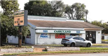  ?? BILL LACKEY / STAFF ?? The Cash Land on east Main Street is the site of what was the first Taco Bell east of the Mississipp­i.