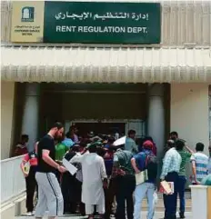  ?? Atiq-Ur-Rehman/Gulf News ?? The Rent Regulation Department at Sharjah Municipali­ty crowded with tenants seeking attestatio­n yesterday.