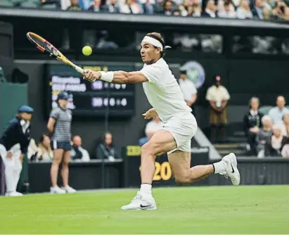  ?? Justin S tt rfi ld / G tty ?? Rafael Nadal golpea de revés, ayer por la tarde en Wimbledon