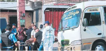  ?? FOTO: ESTALIN IRÍAS ?? Personal de la morgue del Ministerio Público y Policía Nacional realizó el levantamie­nto de ley.