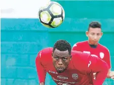  ?? FOTO: EL HERALDO ?? El atacante sudamerica­no golpea de cabeza un balón en la sesión de ayer en San Pedro Sula y ante la mirada de Banegas.