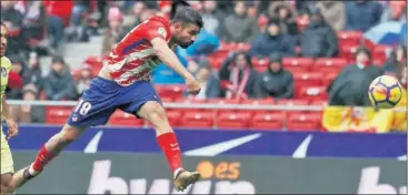  ??  ?? GANAS. Costa remata a portería durante el partido contra el Getafe.