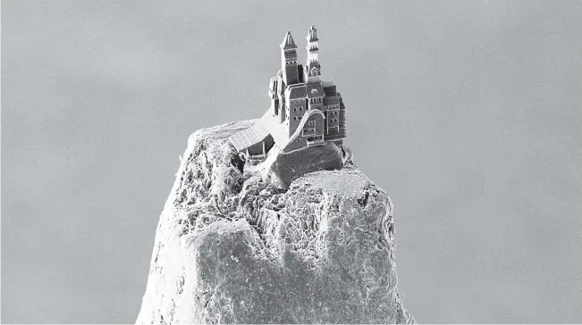  ?? ?? Ein Schloss, das nur einen Bruchteil eines Millimeter­s misst: In dem Projekt „Castle on a Pencil Tip“wurde gezeigt, wie man extrem kleine Strukturen schnell per 3D-Druck herstellen kann.