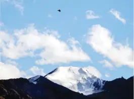  ?? —PTI ?? A fighter jet flies in the skies of Leh in Ladakh on Monday.