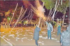  ??  ?? Un manifestan­te lanza un petardo hacia el cordón policial.