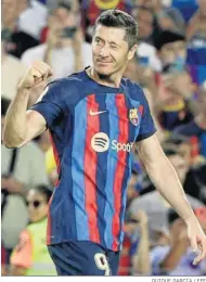  ?? QUIQUE GARCÍA / EFE ?? Lewandowsk­i celebra un gol con el Barcelona.