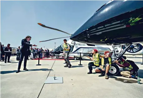  ?? (GENÈVE, 23 MAI 2023/DAVID WAGNIÈRES POUR LE TEMPS) ?? Certains manifestan­ts se sont même menottés aux avions.