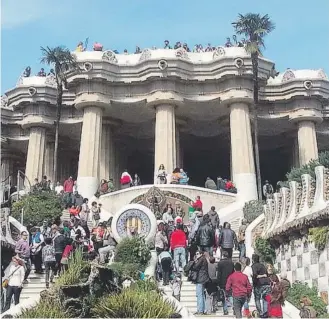  ?? AB ?? EN 2015, 2,7 MILLONES DE PERSONAS VISITARON EL RECINTO DEL PARK GÜELL.