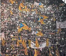  ?? FOTO: AFP/AP ?? (1) Unas 750 mil versonas salieron a las calles de Barcelona. (2) Con vancartas que decían “Libertad” y banderas de Catalusa marcharon cientos de versonas.