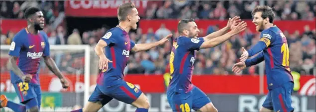  ??  ?? ÉXTASIS. Messi apareció en Sábado de Gloria para marcar el tanto decisivo que le daba el empate al Barcelona para igualar un duelo que perdía por 2-0.