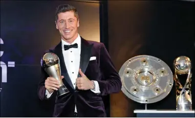  ??  ?? Robert Lewandowsk­i is verkozen tot The Best FIFA Men’s Player van 2020. De spits van Bayern München troefde de laatst overgeblev­en genomineer­de kandidaten Lionel Messi en Cristiano Ronaldo af. (Foto: FIFA)