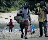  ?? EFE | Bienvenido Velasco ?? Personas migrantes cruzan el río Tuquesa en Darién (Panamá), en una fotografía de archivos.