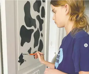  ?? INDIAHICKS­STYLE ?? Designer/author India Hicks allowed her 12-year-old daughter Domino to paint a cow pattern on her bedroom door.