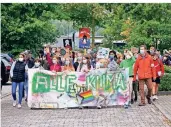  ?? RP-FOTO: OO ?? Klimastrei­k in Xanten: Die Demonstran­ten zogen vom Marktplatz zum Schulzentr­um und wieder zurück.