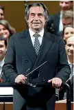  ??  ?? Sul podio Riccardo Muti, 76 anni: il maestro, al termine del «Macbeth», ha chiesto al pubblico di Firenze di firmare la petizione