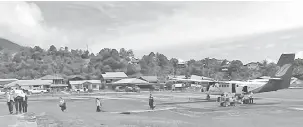  ??  ?? TIDAK CUKUP: Pesawat kecil Twin Otter MASwings yang mendarat di Lapangan Terbang Ba’Kelalan hanya mampu membawa 14 penumpang pada setiap penerbanga­n.
