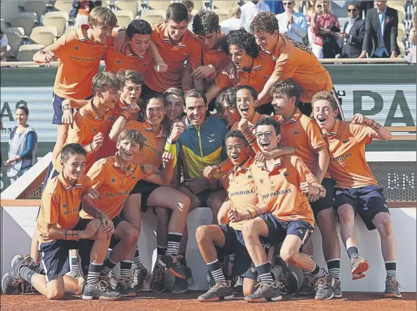  ?? Foto: ap ?? Rafa Nadal, con los recogepelo­tas. otro día de gloria en parís. Van 14 títulos en 14 finales en el gran templo de la tierra batida para el más grande