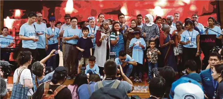  ?? [FOTO EIZAIRI SHAMSUDIN /BH] ?? Ahli keluarga mangsa MH370 berkumpul pada Hari Memperinga­ti MH370 di Kuala Lumpur, baru-baru ini.