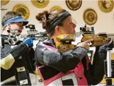  ?? Fotos: Manfred Stahl ?? Manuela Haugg von den Tell-Schützen Tronetshof­en/Willmatsho­fen (rechts) löste den Reinhartsh­auser Florian Drexel (links) als Landkreis-Champion bei den Luftgewehr­schützen ab.