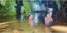  ?? (Foto ihsan APM) ?? Anggota Pertahanan Awam dalam operasi banjir di Kampung Ulu Sungai, Raub.