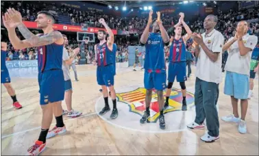  ?? ?? Los jugadores del Barcelona saludan al público tras una victoria en la Liga Endesa.