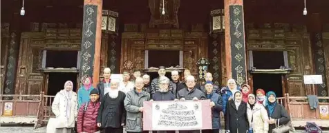  ??  ?? ROMBONGAN Persatuan Cina Muslim Malaysia (MACMA) bergambar kenangan ketika melawat Masjid Besar Xian.