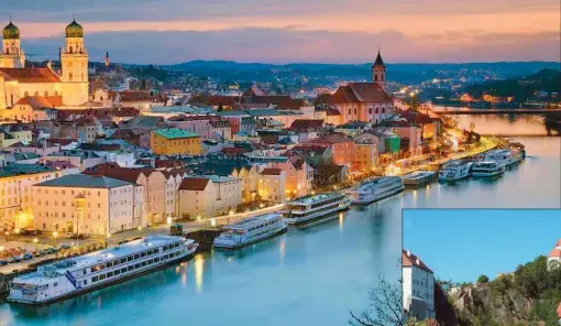  ??  ?? MEANDRO DE SCHLöGEN. A 40 kilómetros de Passau, se puede ascender a un mirador para observar el punto donde el río marca una curva de 180°.