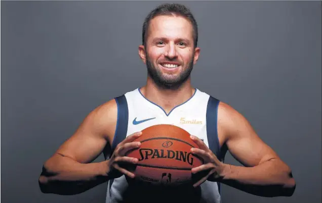  ??  ?? José Juan Barea posa para las fotos oficiales de la NBA en la pretempora­da de 2018, meses antes de la rotura del tendón de Aquiles que ha marcado los dos últimos años de su carrera.