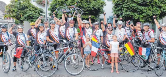  ?? FOTO: ANDY HEINRICH ?? Auf die Räder, fertig, los! 21 Mitglieder des Partnersch­aftsverein­s Langenarge­n-Bois-le-Roi starten vom Rathaus Langenarge­n aus mit dem Rad nach Venedig.