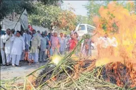  ?? HT FILE ?? Farmers protesting the delay in crushing cane by burning their crop outside the house of Sugarfed chairman Chander Prakash Kathuria in Karnal.